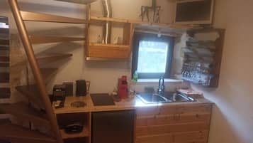 Frigorífico, microondas, placa de cocina y cafetera o tetera