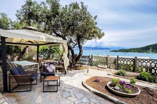 Outdoor dining - Welcome to Acqua di Venere, a peaceful seaside retreat in the beautiful Portovenere, where time slows down and every moment becomes a special memory. This cozy apartment, ideal for families or groups of up to 5 guests, is the perfect starting point to ex (Porto Venere)