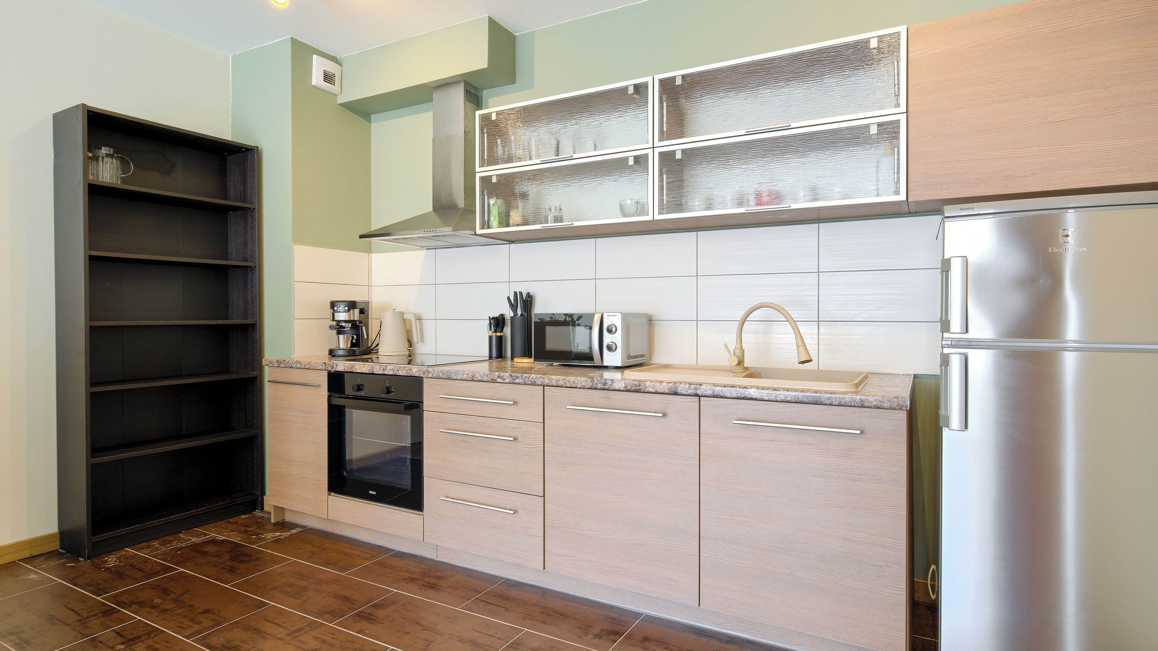 Apartment (42) | Eigene Küche | Kühlschrank, Herdplatte, Wasserkocher, Kochgeschirr/Geschirr/Besteck