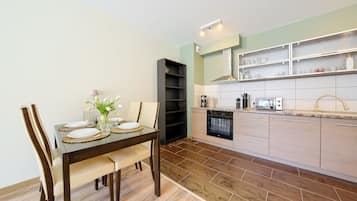 Apartment (42) | Private kitchen | Fridge, stovetop, electric kettle, cookware/dishes/utensils