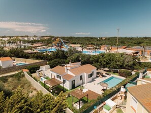 Ein Wohngebiet mit Schwimmbad, Wasserrutsche und Meerblick.