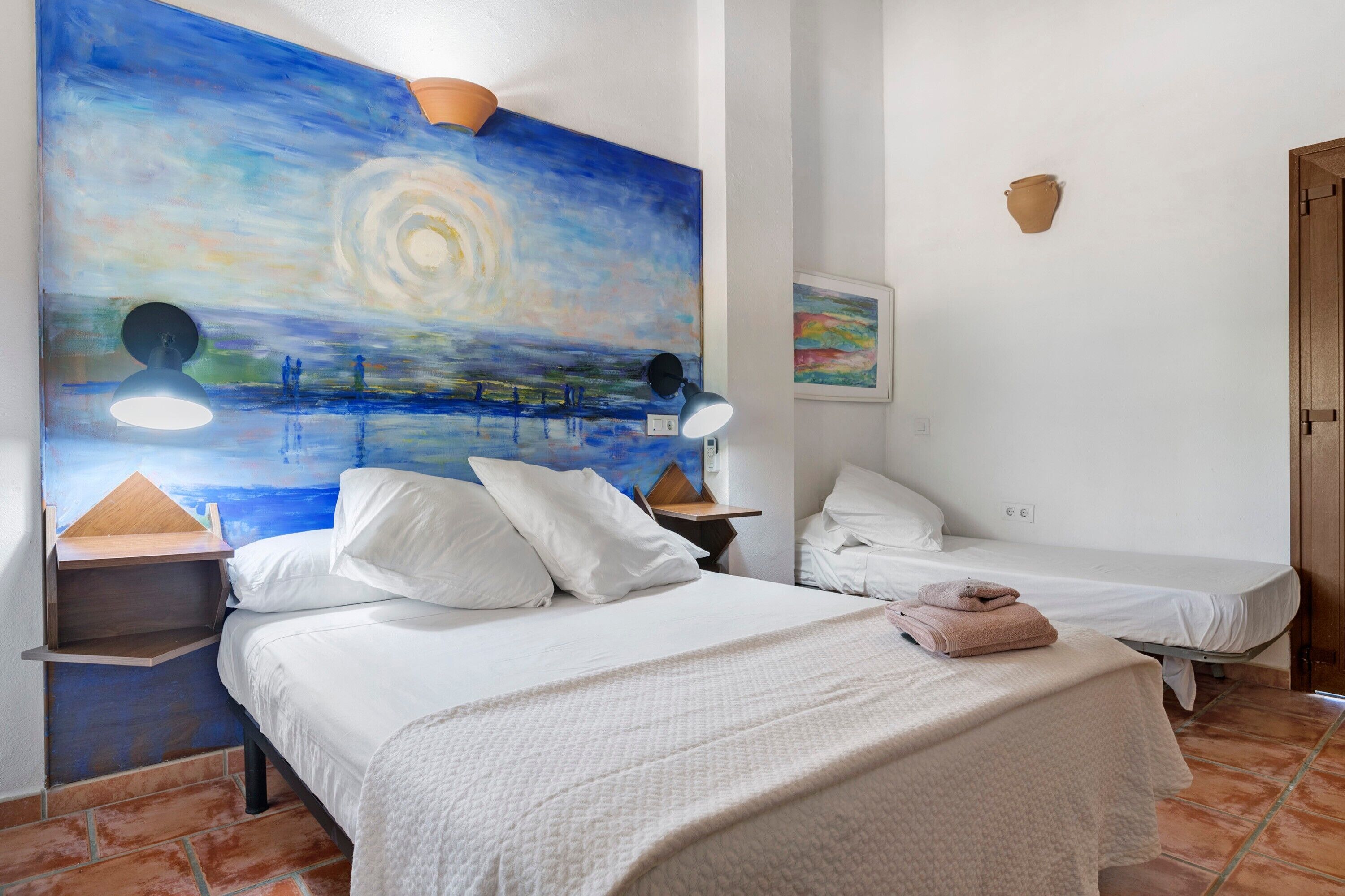 Tabla de planchar con plancha, wifi y ropa de cama 