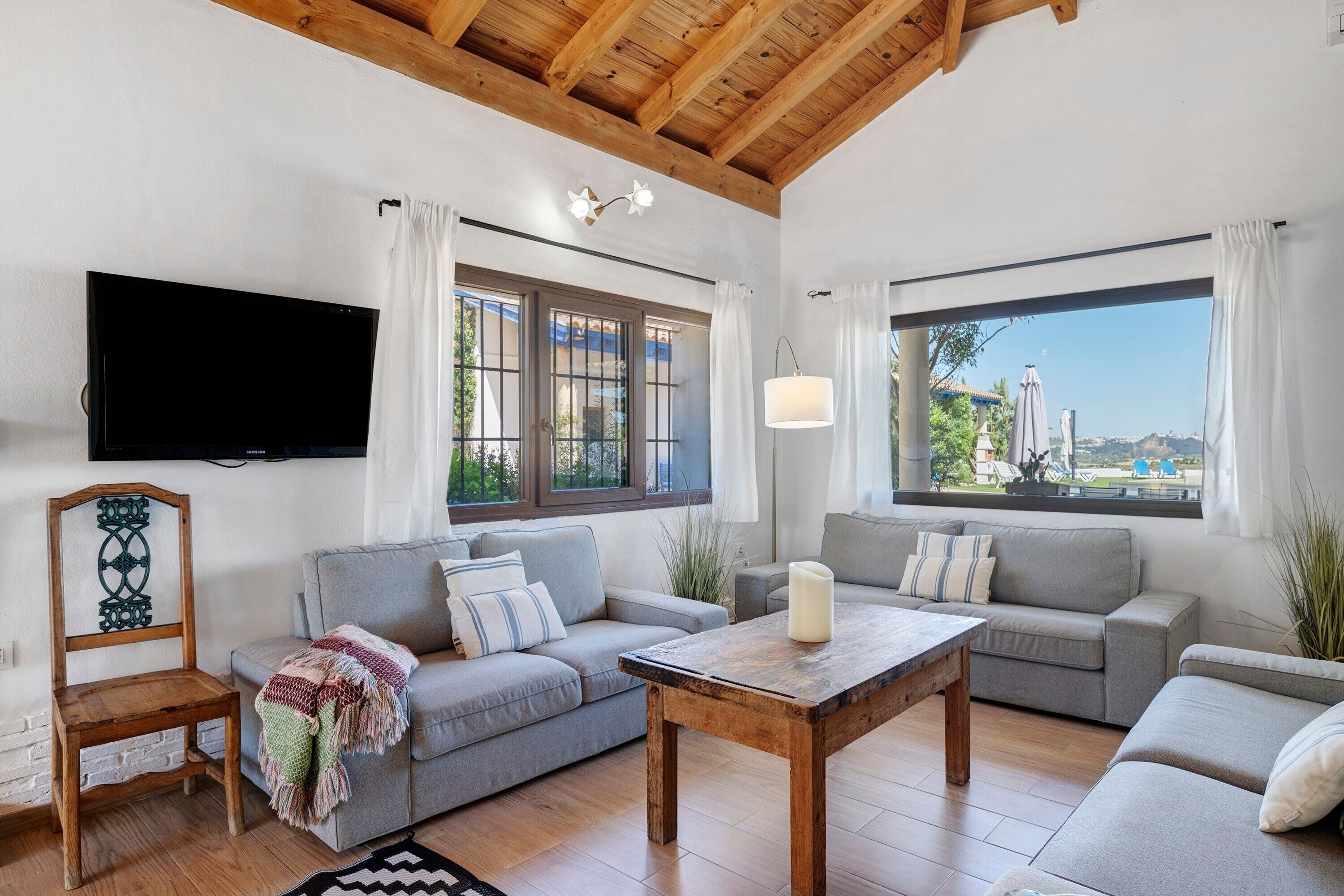 TV, lareira, mesa de pingue-pongue