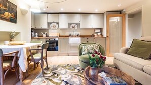 Un espacio habitable compacto con comedor, cocina y zona de estar.