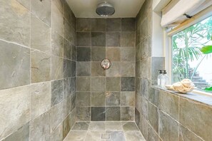 Shower, hair dryer, towels, soap - Boutique Brighton with Private Courtyard Near Beach & The Lanes (Brighton and Hove)