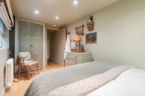 2 bedrooms, iron/ironing board, WiFi, bed sheets - Boutique Brighton with Private Courtyard Near Beach & The Lanes (Brighton and Hove)
