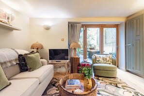 Smart TV - Boutique Brighton with Private Courtyard Near Beach & The Lanes (Brighton and Hove)