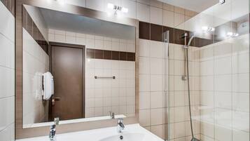 Apartment | Bathroom | Bathtub