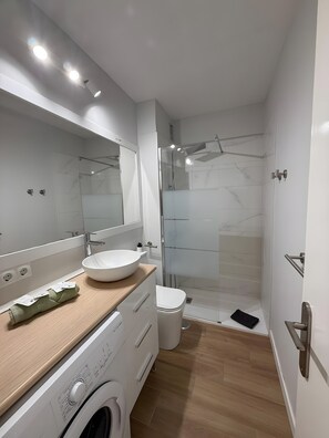 Dusche, Haartrockner, Handtücher