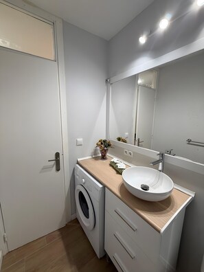 Dusche, Haartrockner, Handtücher