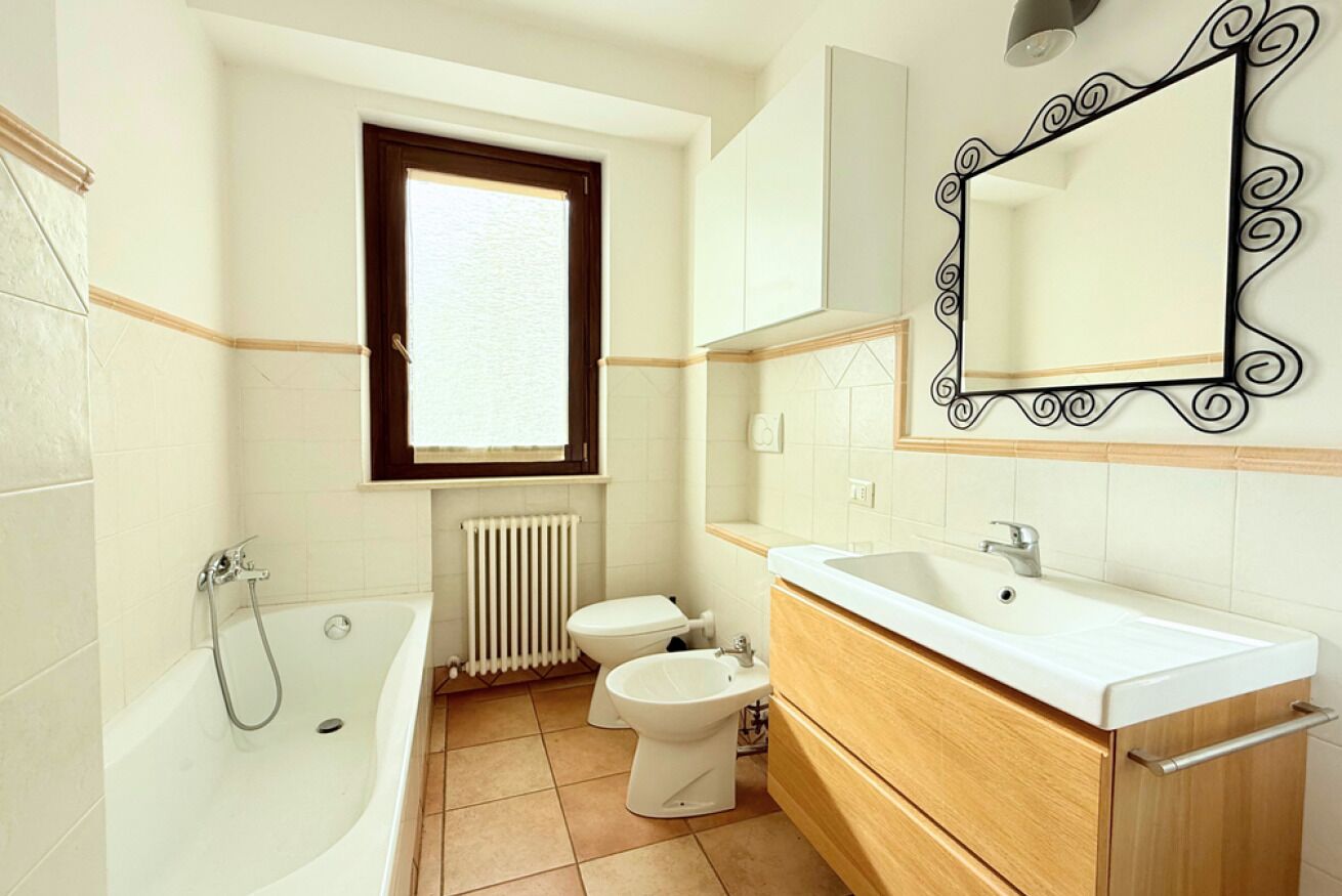 Een bidet, handdoeken