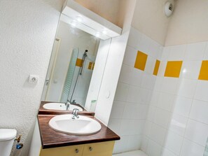 Apartment | Bathroom - Studio for 3 Near Luchon Cable Cars (Bagneres-de-Luchon)