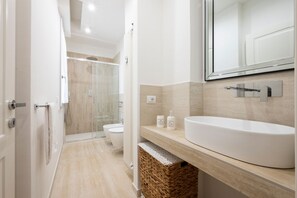 Dusche, Bidet, Handtücher, Shampoo