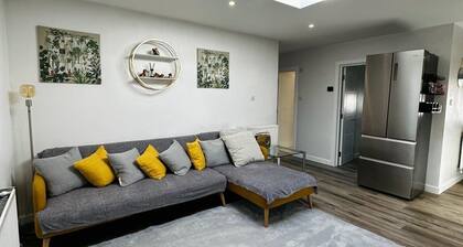 House Sleeps 6 Garden