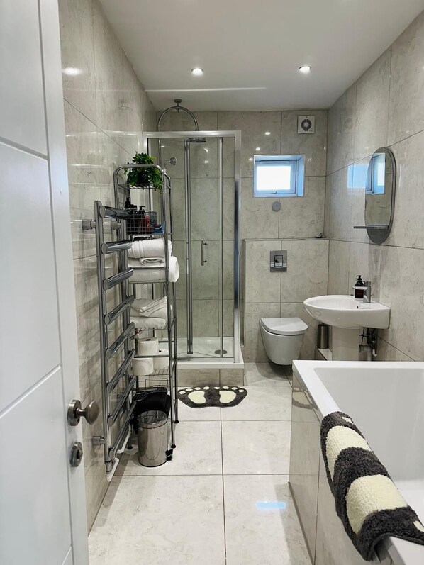 Baignoire et douche séparées, baignoire profonde, séchoir à cheveux