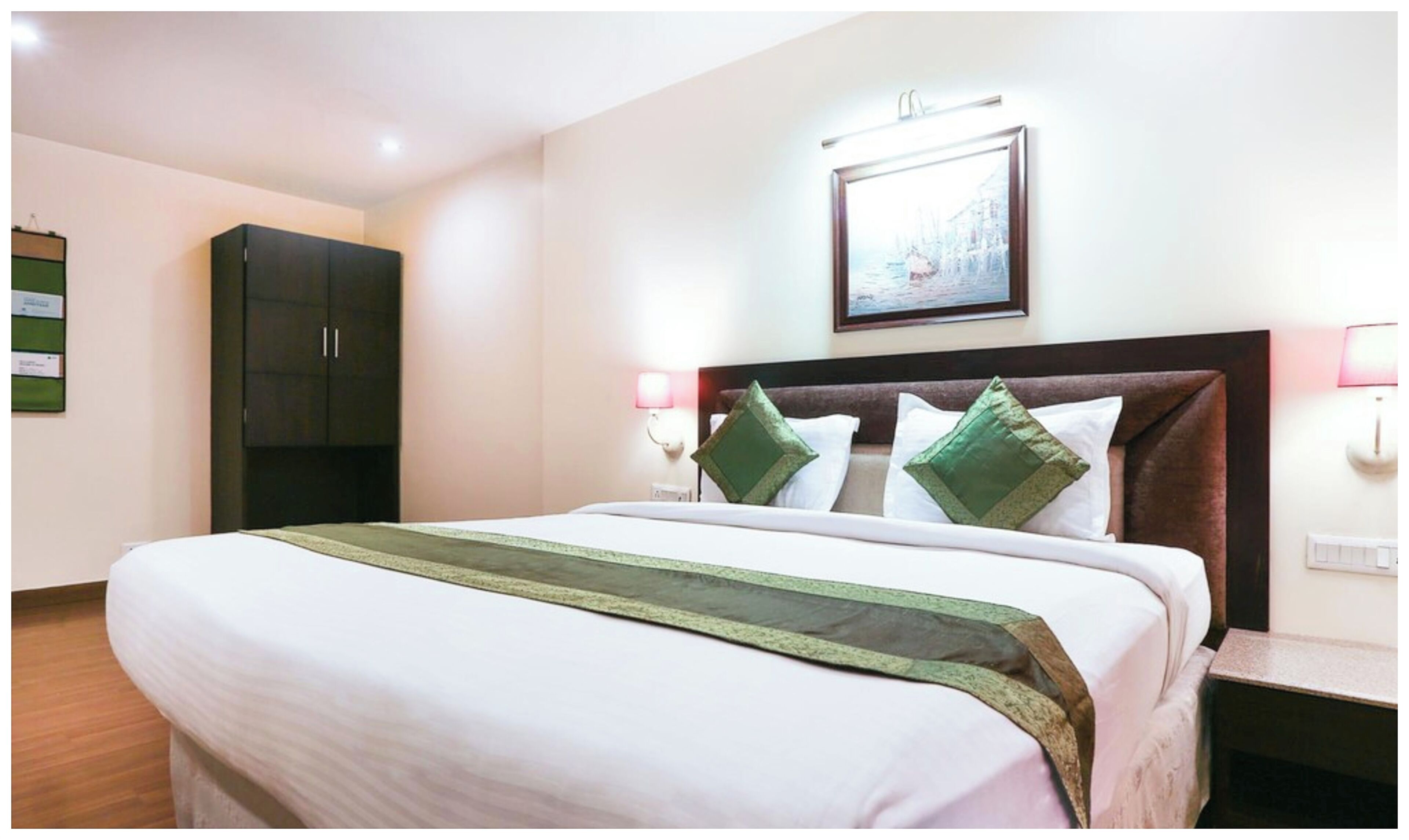 Hypo-allergenic bedding, desk, soundproofing, free WiFi