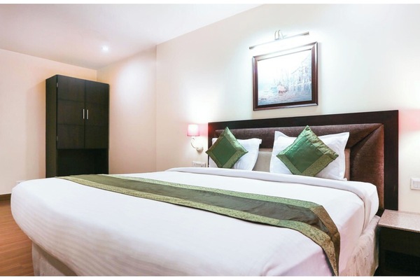 Hypo-allergenic bedding, desk, soundproofing, free WiFi