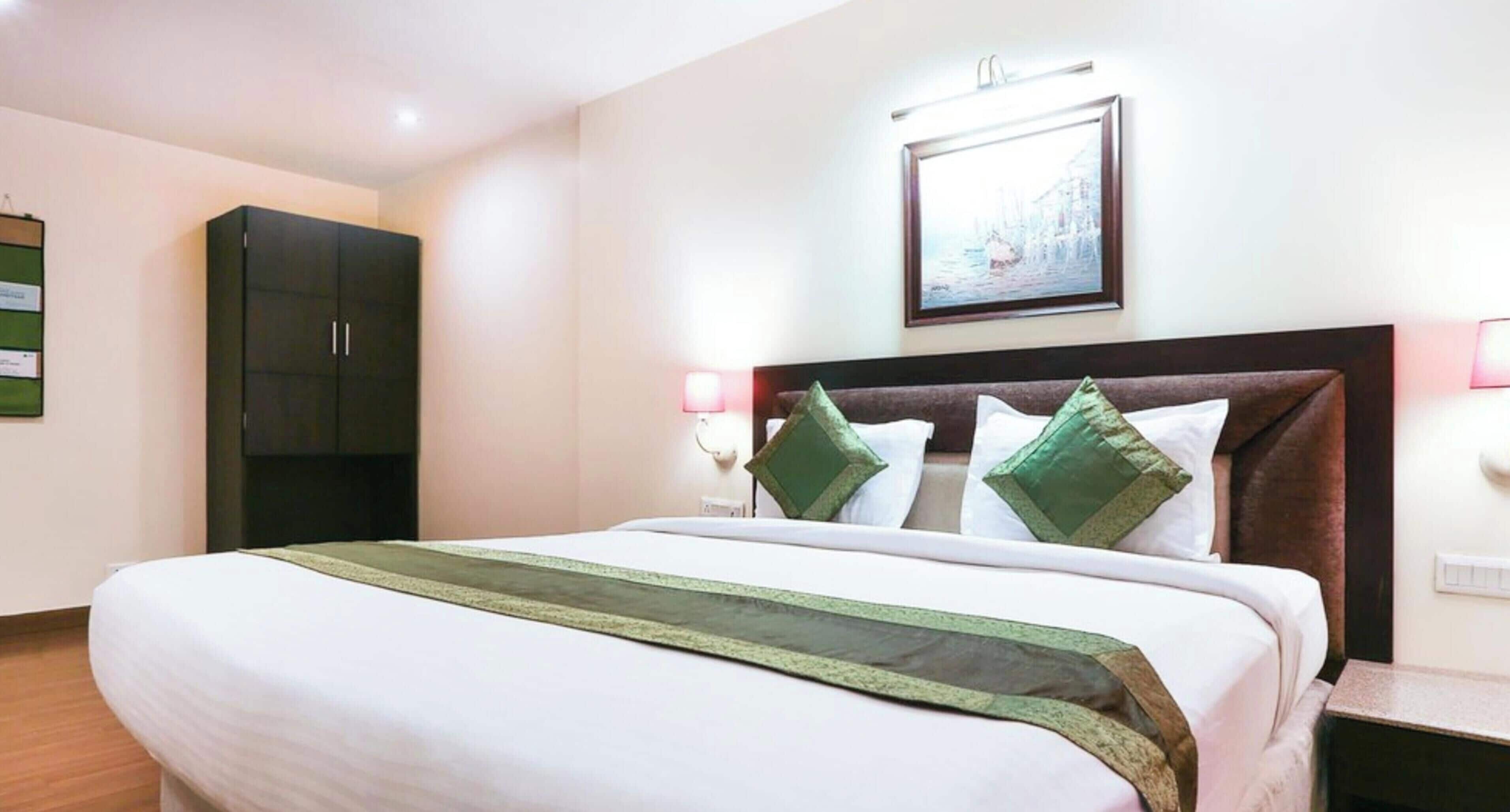 Hypo-allergenic bedding, desk, soundproofing, free WiFi