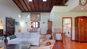Standard Cottage, Non Smoking, Garden View | Living area