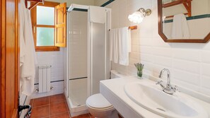Cottage Standar, Bebas Asap Rokok, pemandangan kebun | Kamar mandi | Handuk, sabun, sampo, dan tisu toilet