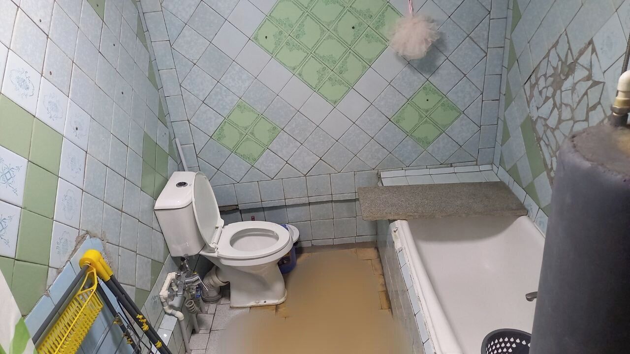 Een haardroger, handdoeken, toiletpapier