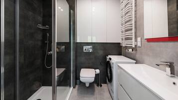 Apartament, balcó | Bany | Dutxa i tovalloles