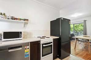 Kühlschrank, Mikrowelle, Ofen, Geschirrspüler