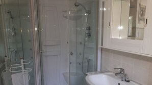 A bathroom with a glass-enclosed shower, a sink, and a mirror. - Casa di Alice (Barberino Tavarnelle)