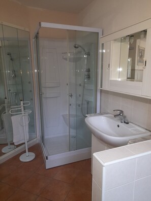 Habitación clásica con 1 cama matrimonial o 2 individuales, balcón | Baño | Secadora de cabello, toallas, jabón, shampoo 