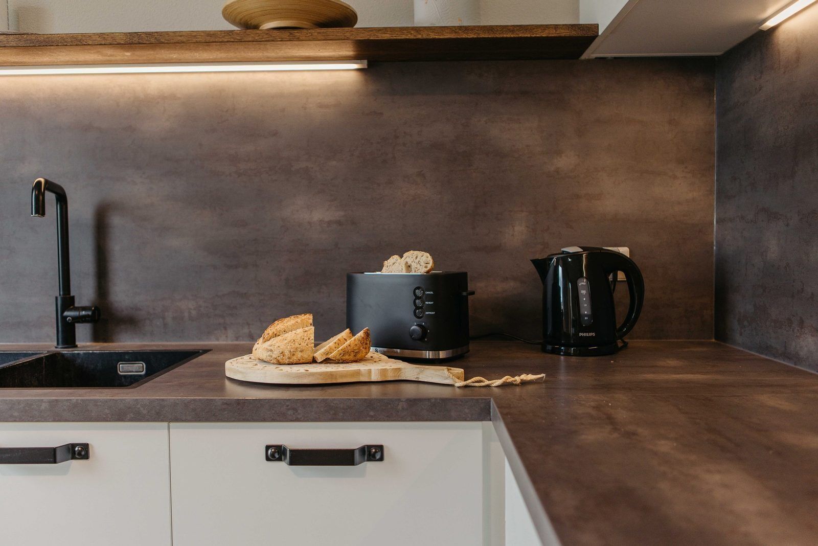 Kühlschrank, Ofen, Geschirrspüler, Wasserkocher mit Kaffee-/Teezubehör