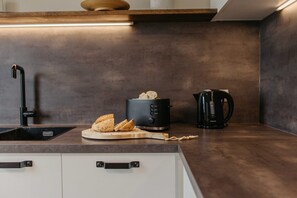 Fridge, oven, dishwasher, coffee/tea maker