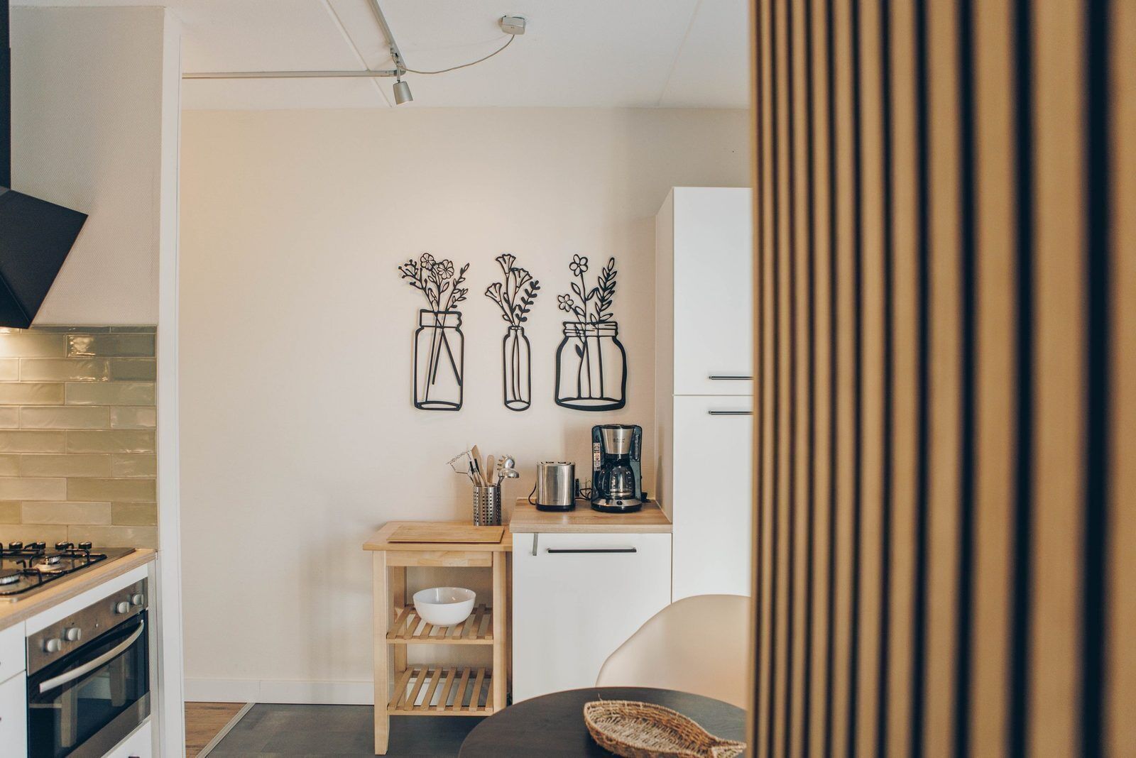 Kühlschrank, Ofen, Geschirrspüler, Wasserkocher mit Kaffee-/Teezubehör