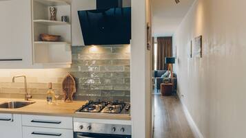 Fridge, oven, dishwasher, coffee/tea maker
