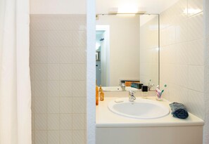 Apartment | Bathroom - Coastal Apartment Near Richelieu (Agde)