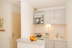 Apartment | Private kitchen - Coastal Apartment Near Richelieu (Agde)