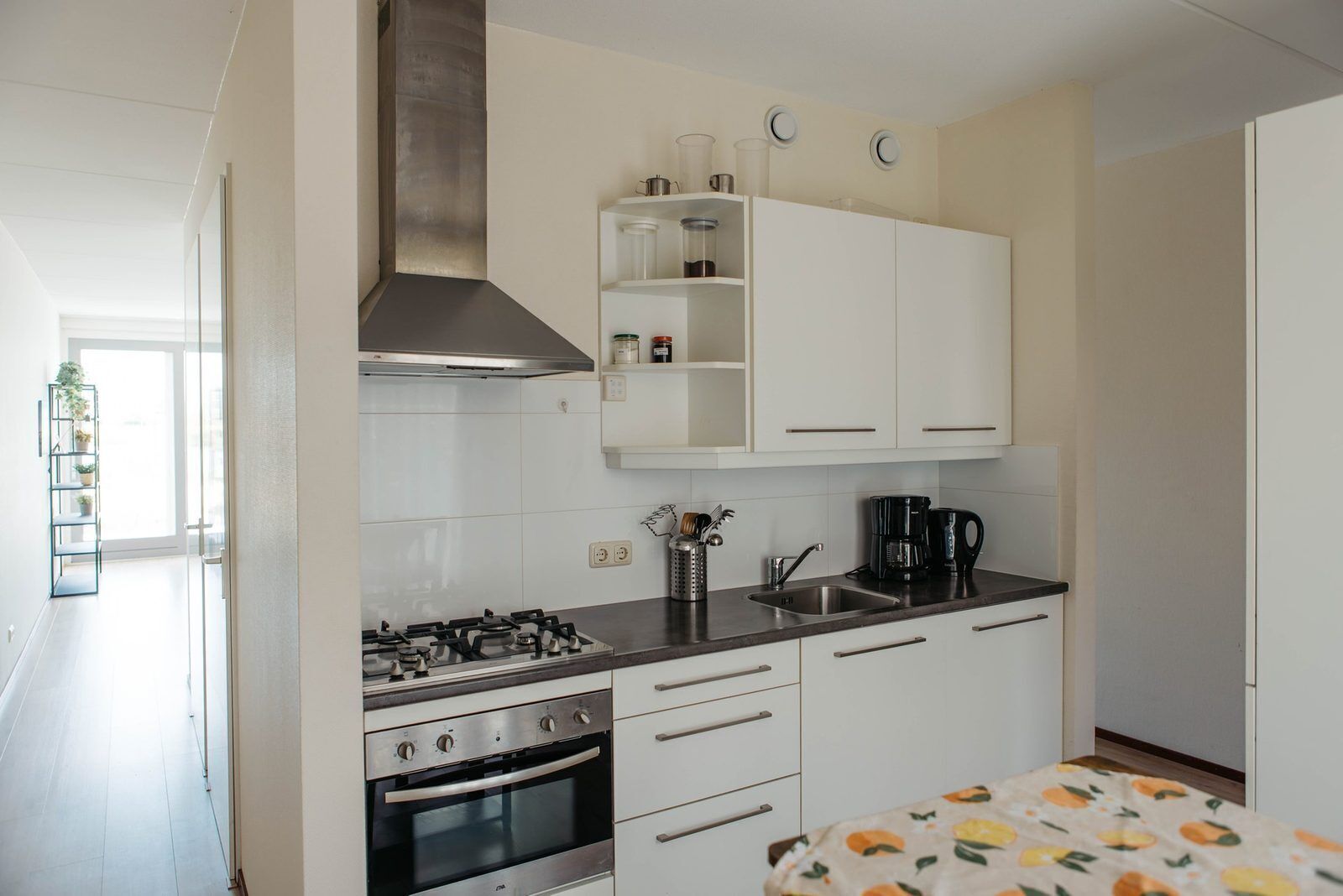Kühlschrank, Ofen, Geschirrspüler, Wasserkocher mit Kaffee-/Teezubehör