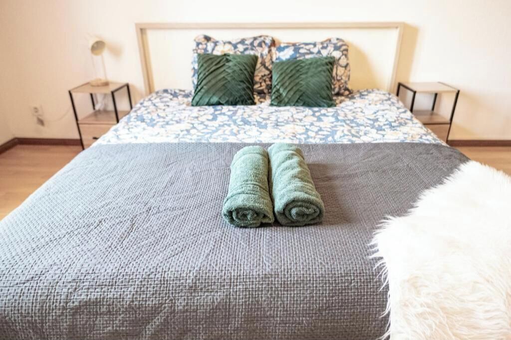 Tabla de planchar con plancha, wifi y ropa de cama 