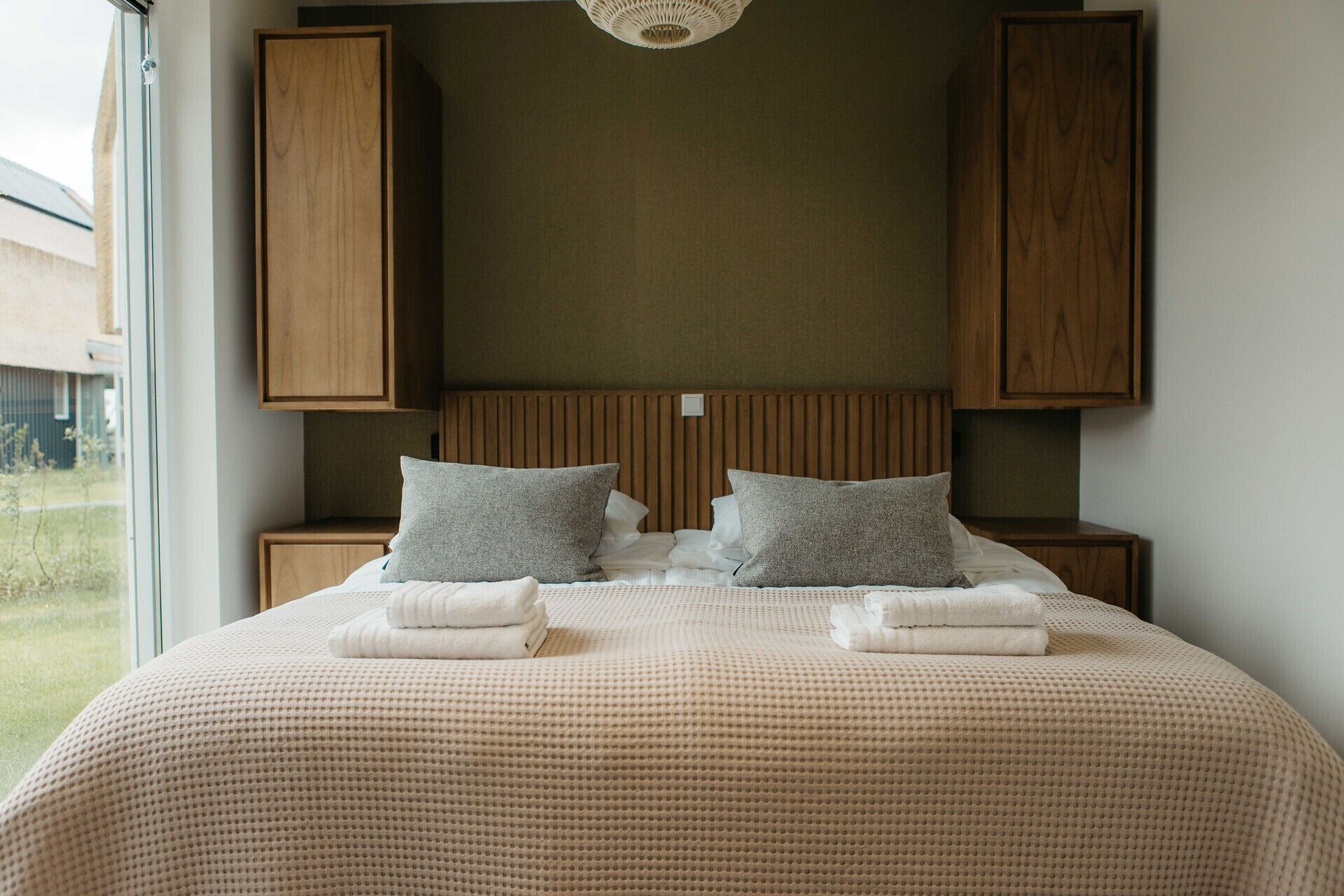 4 bedrooms, bed sheets
