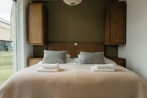4 bedrooms, bed sheets