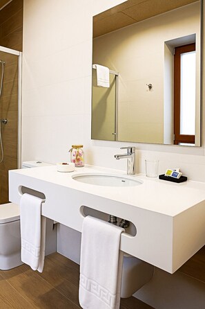 Habitación Confort doble, vistas al jardín | Baño | Ducha, secador de pelo, toallas y jabón
