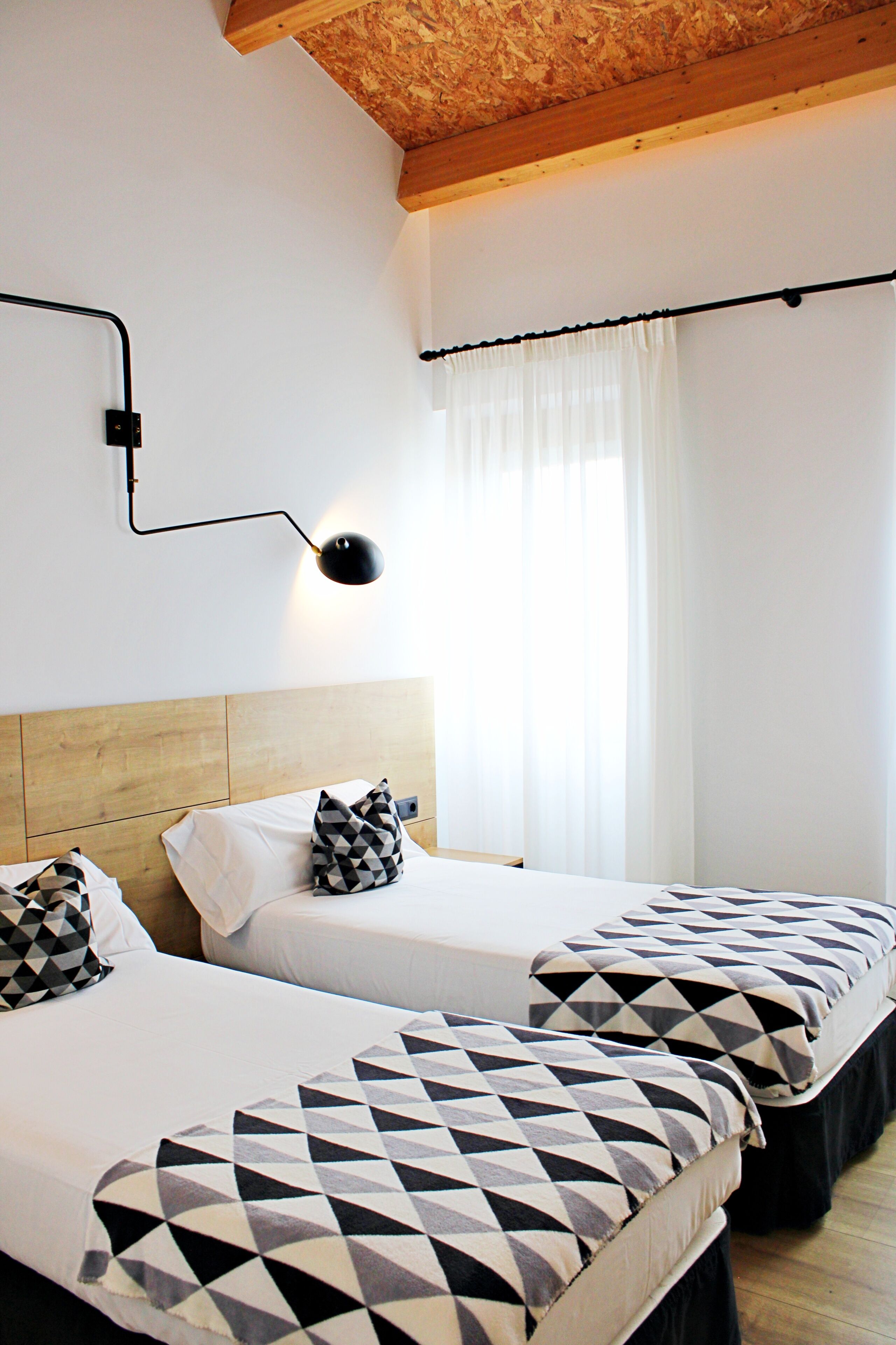 Deluxe Twin kamer, uitzicht op stad | Een laptopwerkplek, verduisterende gordijnen, geluiddichte muren
