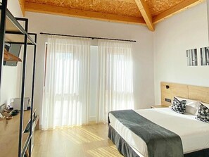 Espacio para trabajar con un portátil y cortinas opacas