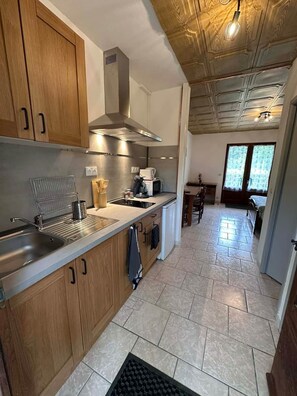 Fridge, microwave - Studio B* Ferme du Port d'Enveaux* bord Dordogne (Saint-Vincent-de-Cosse)