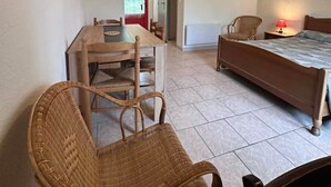 1 bedroom, WiFi, bed sheets - Studio C* Ferme du Port d'Enveaux* on the banks of the Dordogne (Saint-Vincent-de-Cosse)