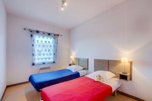 2 bedrooms, bed sheets - Modern 2-bedroom Vineyard House (Colombiers)