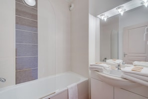 House | Bathroom - Modern 2-bedroom Vineyard House (Colombiers)