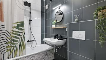 Haartrockner, Handtücher, Seife, Toilettenpapier