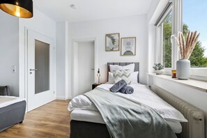 Tabla de planchar con plancha, wifi, ropa de cama