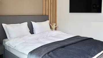 Junior Apartment, Balcony | Iron/ironing board, free WiFi, bed sheets