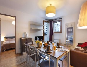 Apartment | Living room - Spacious Alpine Retreat for Groups (Les Deux Alpes)